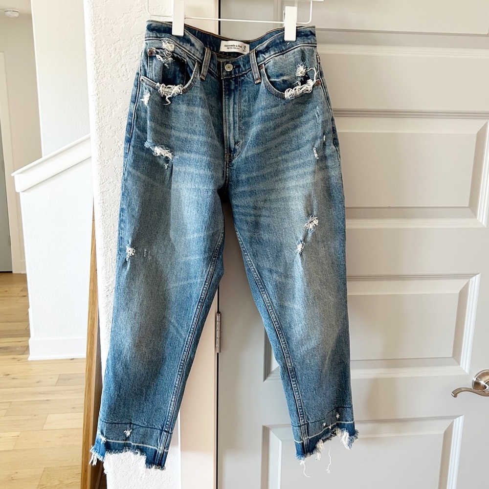 Abercrombie High Rise Mom Jeans Distressed SHORT - Picture 2 of 6